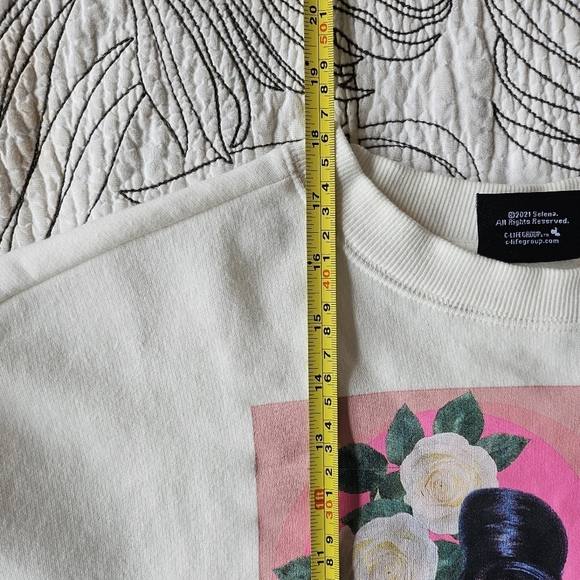 EUC Old Navy Selena Graphic Crop Sweatshirt Women Xsmall Oversized White - Picture 9 of 12